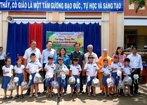 Tặng quà Trung Thu cho trẻ em hai xã biên giới Hòa Hội, Phước Vinh