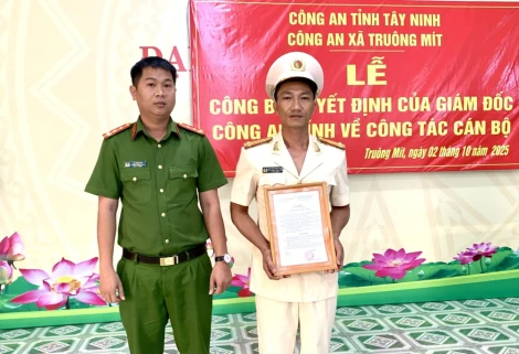 Công bố quyết định điều động Phó Trưởng Công an xã Truông Mít và xã Thạnh Đức
