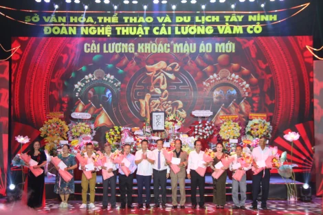 Chiều 02/10 (nhằm ngày 11/8 âm lịch), Đoàn Nghệ thuật cải lương Long An nay là Đoàn Nghệ thuật Cải lương Vàm Cỏ tổ chức họp mặt kỷ niệm Ngày Sân khấu Việt Nam (ngày 12/8 âm lịch) và Lễ giỗ tổ ngành Sân khấu cải lương.