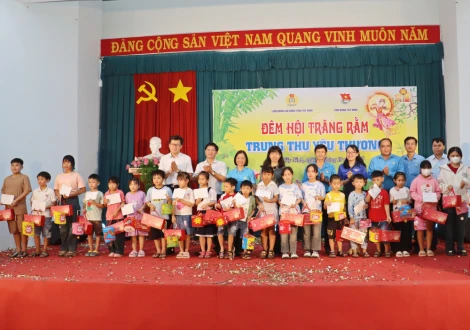Liên đoàn Lao động tỉnh: Tặng 250 phần quà Trung thu cho con em công đoàn viên