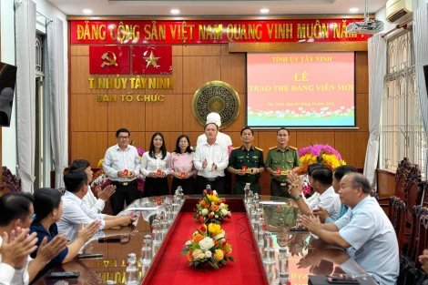 Tây Ninh: Trao thẻ đảng viên gắn chip điện tử cho các đảng bộ trực thuộc