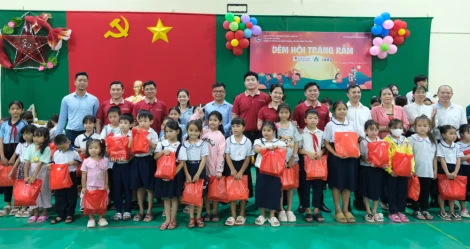 Ấm áp 'Đêm hội trăng rằm' tại xã Vàm Cỏ