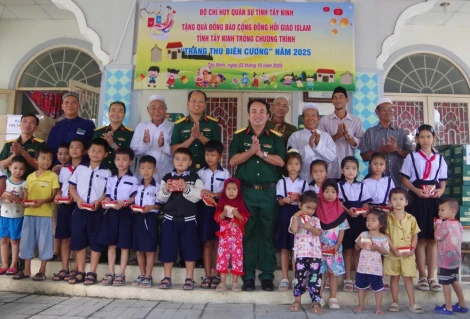 Bộ Chỉ huy Quân sự tỉnh Tây Ninh thăm, tặng quà Trung thu cho đồng bào Hồi giáo Islam