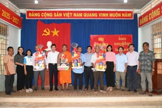 Ban Thường trực UBMTTQ Việt Nam tỉnh: Thăm và chúc mừng lễ Sene Dolta, lễ Saunco Khamun