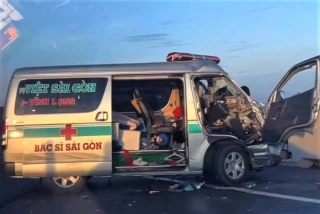 Xe tải lật ngang, xe cứu thương biến dạng sau tai nạn trên cao tốc Trung Lương