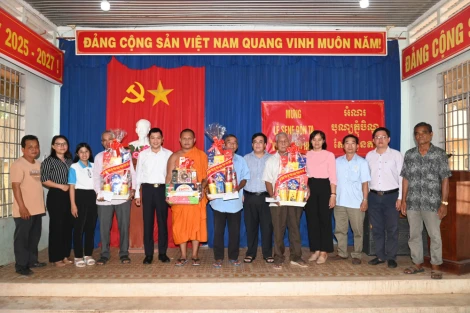 Ban Thường trực UBMTTQ Việt Nam tỉnh: Thăm và chúc mừng lễ Sene Dolta, lễ Saunco Khamun