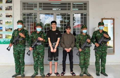 Thượng tá Phạm Minh Phượng - Đồn trưởng Đồn Biên phòng Kà Tum, Ban Chỉ huy Bộ đội Biên phòng tỉnh Tây Ninh cho biết, đơn vị vừa phát hiện và bắt giữ 2 đối tượng có hành vi nhập cảnh trái phép từ Campuchia về Việt Nam.