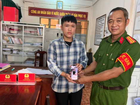 Công an xã Tân Châu: Tiếp nhận và trao trả tài sản người dân đánh rơi