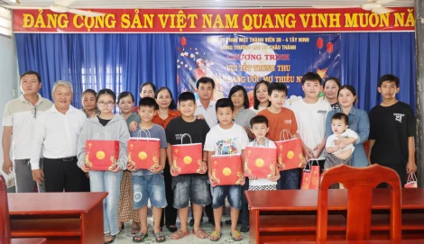 Doanh nghiệp Đảng trực thuộc Tỉnh ủy tặng quà vui Trung thu