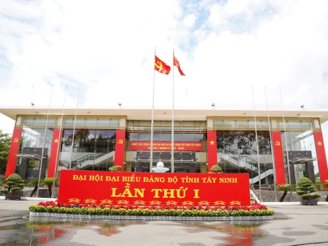 Gấp rút hoàn tất trang trí, khánh tiết phục vụ Đại hội đại biểu Đảng bộ tỉnh Tây Ninh lần thứ I, nhiệm kỳ 2025-2030