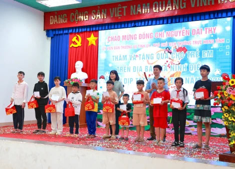 Phó Chủ tịch Thường trực HĐND tỉnh Nguyễn Đài Thy tặng quà Tết Trung thu tại xã Ninh Điền