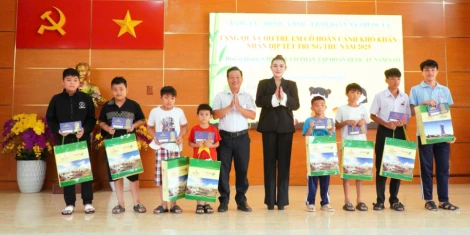 Phước Lý: Tặng 250 phần quà Trung thu cho trẻ em có hoàn cảnh khó khăn