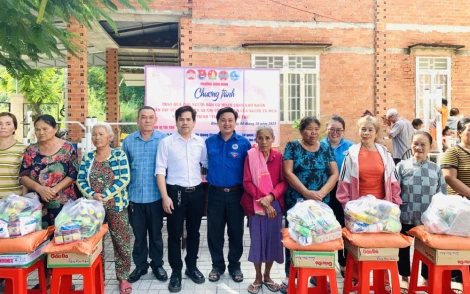 Phường Bình Minh: Trao 200 phần quà cho đồng bào Tà Mun nhân dịp Tết cổ truyền Saunco Khamun