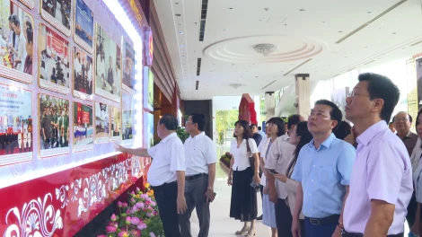 Sáng 05/10, tại Hội trường Tỉnh ủy (cơ sở 2, phường Tân Ninh), Thường trực Tỉnh ủy tổ chức buổi làm việc với Tiểu ban Tổ chức phục vụ Đại hội Đảng bộ tỉnh để kiểm tra, rà soát tình hình triển khai công tác chuẩn bị Đại hội đại biểu Đảng bộ tỉnh lần thứ I, nhiệm kỳ 2025-2030.