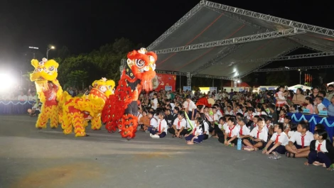 Nhân dịp Tết Trung thu năm 2025, tối 05/10, tại Quảng trường Tô Quyền (phường Tân Ninh, tỉnh Tây Ninh), Chi hội Doanh nhân trẻ Tân Ninh phối hợp Đoàn Thanh niên phường Tân Ninh tổ chức chương trình “Trăng lên nhớ Bác”.
