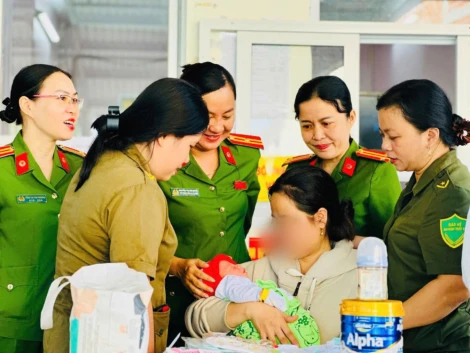 Bé trai sơ sinh bị bỏ rơi ở cổng nhà dân lúc rạng sáng