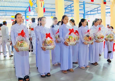 Hội thánh Cao Đài Tòa thánh Tây Ninh phát quà cho nhi đồng