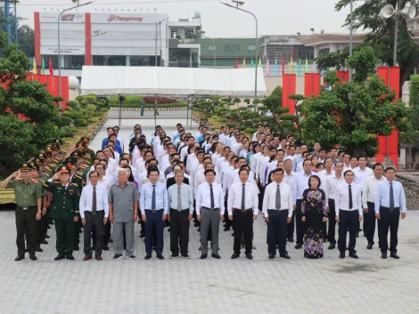 Đoàn đại biểu tỉnh Tây Ninh viếng Nghĩa trang liệt sĩ Long An