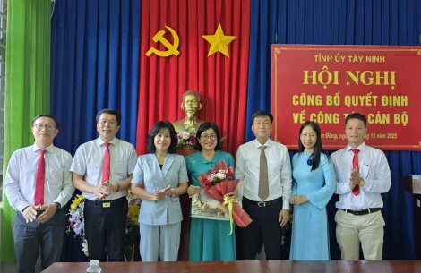 Sáng 08/10, tại xã Tân Đông, Ủy viên Ban Thường vụ Tỉnh ủy, Trưởng ban Tuyên giáo và Dân vận Tỉnh ủy Nguyễn Thị Xuân Hương đến dự Hội nghị công bố các quyết định về công tác cán bộ.