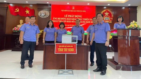 Ngày 08/10, Viện Kiểm sát Nhân dân (VKSND) tỉnh Tây Ninh quyên góp gần 140 triệu đồng ủng hộ đồng bào bị bão, lũ. Số tiền này sẽ được chuyển về UBMTTQ Việt Nam tỉnh để chuyển đến địa chỉ thụ hưởng.