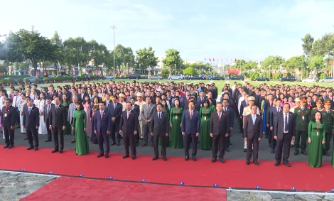Đoàn đại biểu Tây Ninh viếng Đài tưởng niệm Anh hùng liệt sĩ tỉnh
