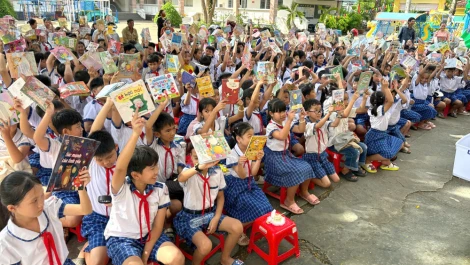 Tân Thạnh: 'Chuyến xe tri thức' góp phần nuôi dưỡng văn hóa đọc
