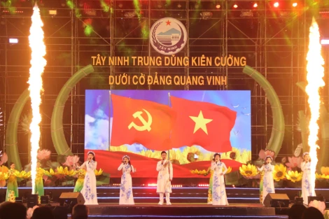 Tối 10/10, tại Quảng trường Khu Trung tâm Chính trị - Hành chính tỉnh, phường Long An, chương trình nghệ thuật “Tây Ninh trung dũng kiên cường dưới cờ Đảng quang vinh” đã diễn ra hoành tráng, đặc sắc và sôi động.