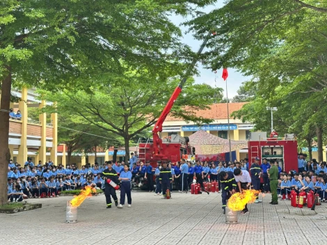 Tuyên truyền, thực hành chữa cháy tại trường học