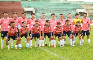 Khi 'blouse trắng' ra sân cỏ xanh