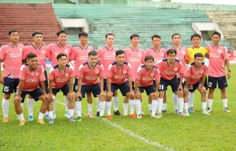 Khi 'blouse trắng' ra sân cỏ xanh