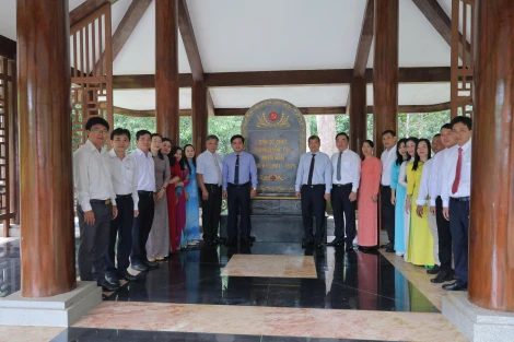 Ban Tổ chức Tỉnh ủy Tây Ninh dâng hương tại Nhà bia kỷ niệm Ban Tổ chức Trung ương Cục miền Nam
