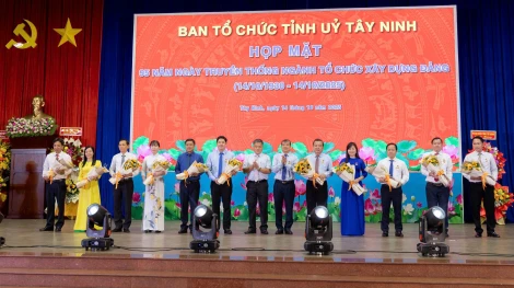Sáng 14/10, Ban Tổ chức Tỉnh ủy Tây Ninh tổ chức Họp mặt kỷ niệm 95 năm Ngày truyền thống ngành Tổ chức xây dựng Đảng (14/10/1930 - 14/10/2025) và chào mừng thành công Đại hội đại biểu Đảng bộ tỉnh Tây Ninh lần thứ I, nhiệm kỳ 2025-2030 tại Hội trường A Tỉnh ủy Tây Ninh (cơ sở 2).
