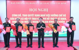 Đảng ủy Quân sự tỉnh Tây Ninh trao quyết định nghỉ việc hưởng chế độ bảo hiểm xã hội cho 18 cán bộ