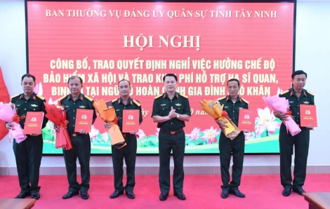 Ngày 15/10, Ban Thường vụ Đảng ủy Quân sự tỉnh Tây Ninh tổ chức Hội nghị công bố và trao quyết định nghỉ việc để hưởng chế độ bảo hiểm xã hội cho 18 cán bộ. Đại tá Nguyễn Minh Tấn - Ủy viên Thường vụ Đảng ủy Quân sự tỉnh, Phó Chính ủy Bộ Chỉ huy Quân sự chủ trì hội nghị.
