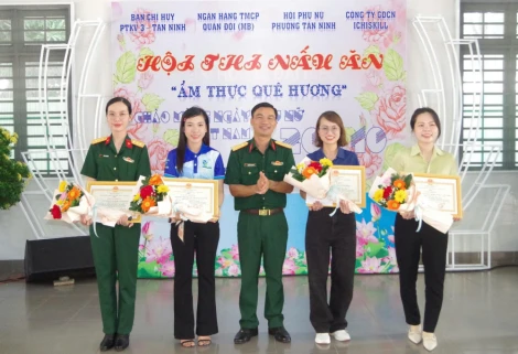 Ban Chỉ huy Phòng thủ khu vực 3 – Tân Ninh: Gặp mặt hội viên phụ nữ nhân dịp 20/10