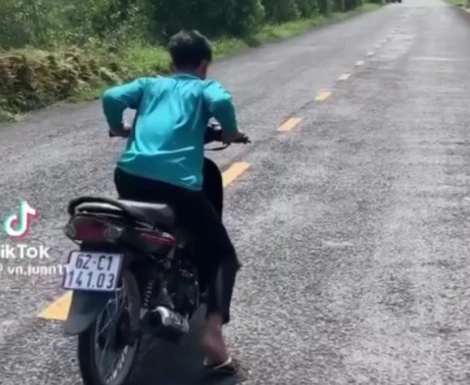 Lập biên bản xử lý thiếu niên 16 tuổi chạy xe máy 'bốc đầu' đăng lên TikTok