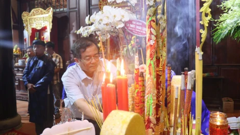 Phó Chủ tịch UBND tỉnh Nguyễn Hồng Thanh dự lễ giỗ Bổn Cảnh Thành Hoàng Đặng Văn Châu tại đình Thanh Phước