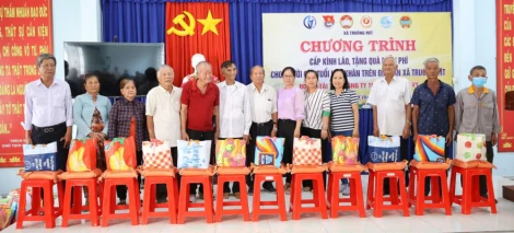 Xã Truông Mít: Tặng 100 cặp kính lão và quà cho người cao tuổi có hoàn cảnh khó khăn