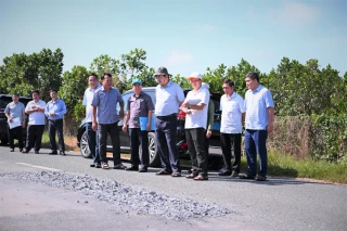 Phó Chủ tịch UBND tỉnh Nguyễn Minh Lâm kiểm tra điểm hư hỏng trên đường Vành đai TP.Tân An