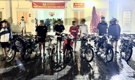 Lập biên bản xử lý nhóm thanh thiếu niên tụ tập, chạy xe nẹt pô gây mất an ninh trật tự