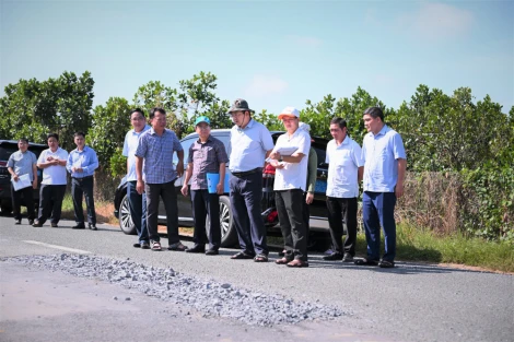 Phó Chủ tịch UBND tỉnh Nguyễn Minh Lâm kiểm tra điểm hư hỏng trên đường Vành đai TP.Tân An