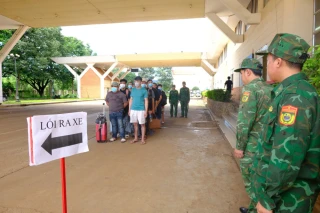 Bộ đội biên phòng Tây Ninh tiếp nhận 15 người được trao trả từ Campuchia