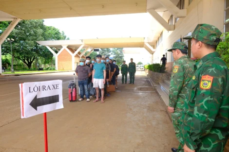 Bộ đội biên phòng Tây Ninh tiếp nhận 15 người được trao trả từ Campuchia