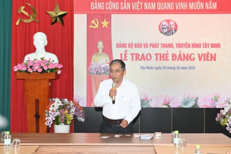 Đảng bộ Báo và phát thanh, truyền hình Tây Ninh: Trao thẻ đảng cho đảng viên cơ sở 2