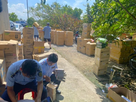 Phát hiện hơn 25.000 sản phẩm không rõ nguồn gốc tại cơ sở kinh doanh ở xã Thủ Thừa
