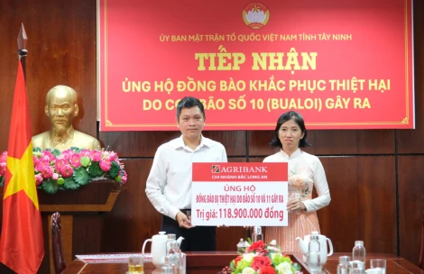 Agribank chi nhánh Bắc Long An và Agribank chi nhánh Đông Long An ủng hộ đồng bào lũ lụt