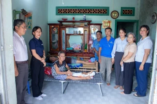 Hỗ trợ hai hoàn cảnh khó khăn của chương trình 'Từ trái tim đến trái tim'