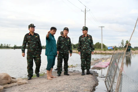 Bộ Chỉ huy Quân sự tỉnh Tây Ninh khẩn trương giúp người dân khắc phục sự cố vỡ đê