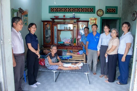 Hỗ trợ hai hoàn cảnh khó khăn của chương trình 'Từ trái tim đến trái tim'