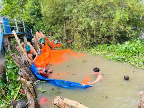 Xã Đức Huệ hỗ trợ người dân ngăn nước lũ